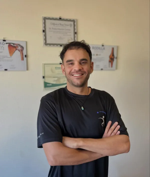 Klgo. Pablo Correa en el consultorio de Kinesiomas